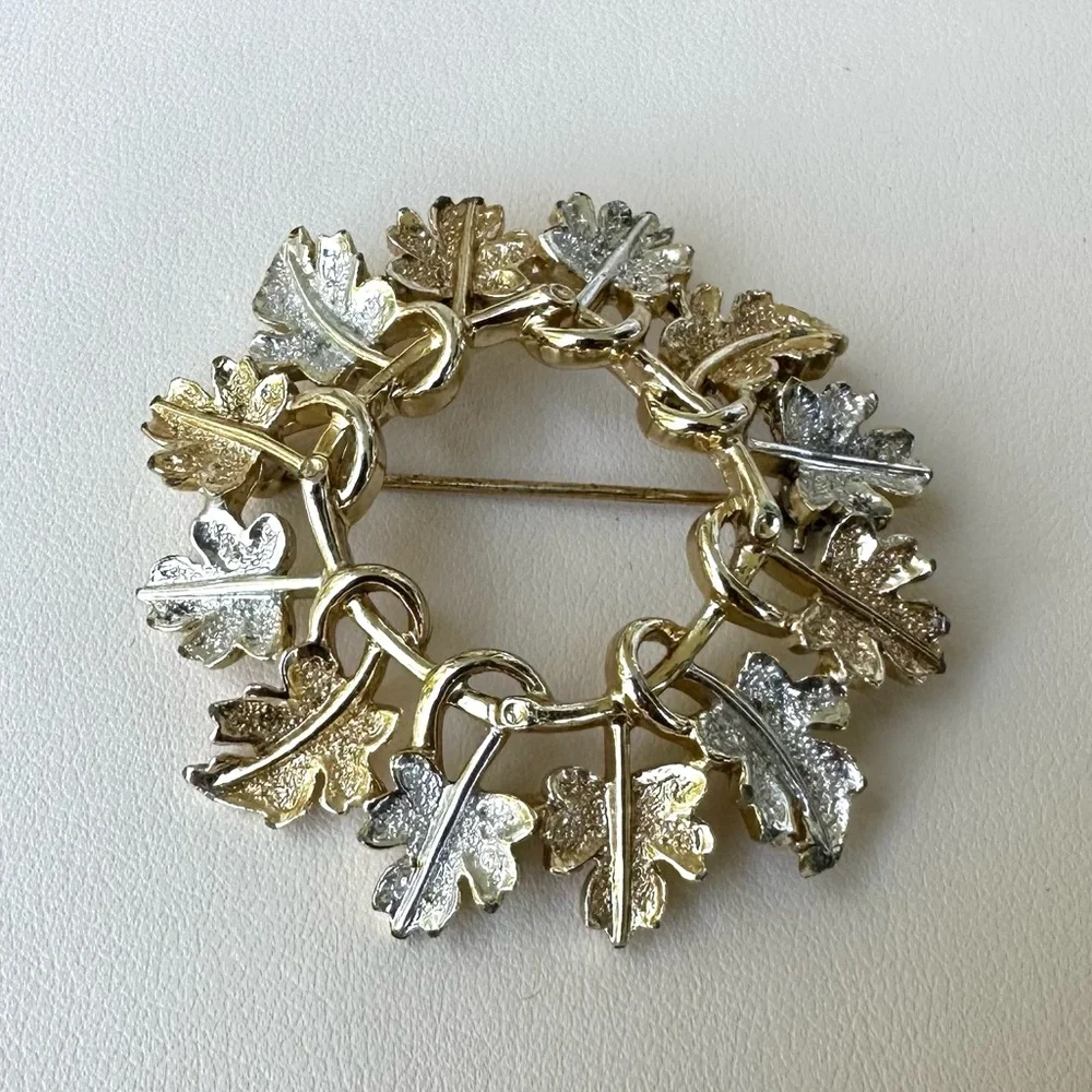 Vintage Sarah Coventry Gold and Silver Tone Circle Leaf Brooch Pin